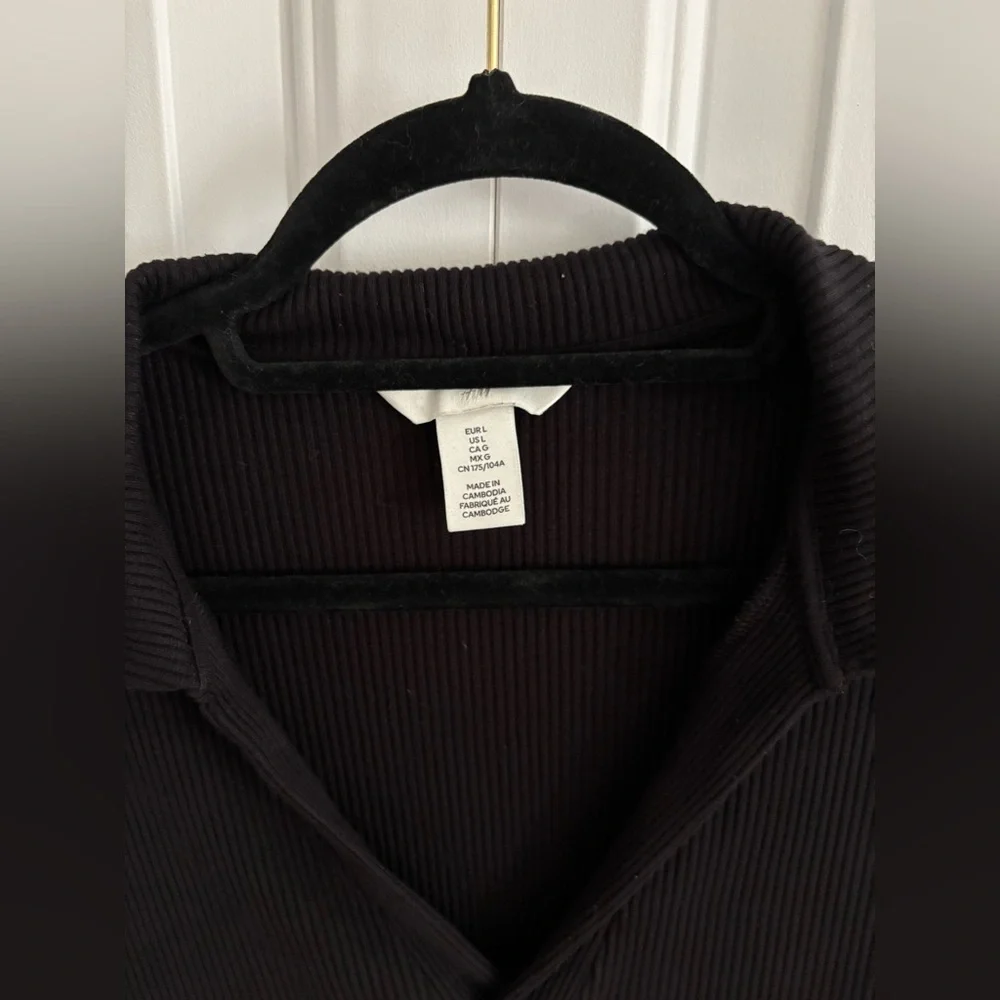 Collared Ribbed Crop Top - Picture 3 of 4